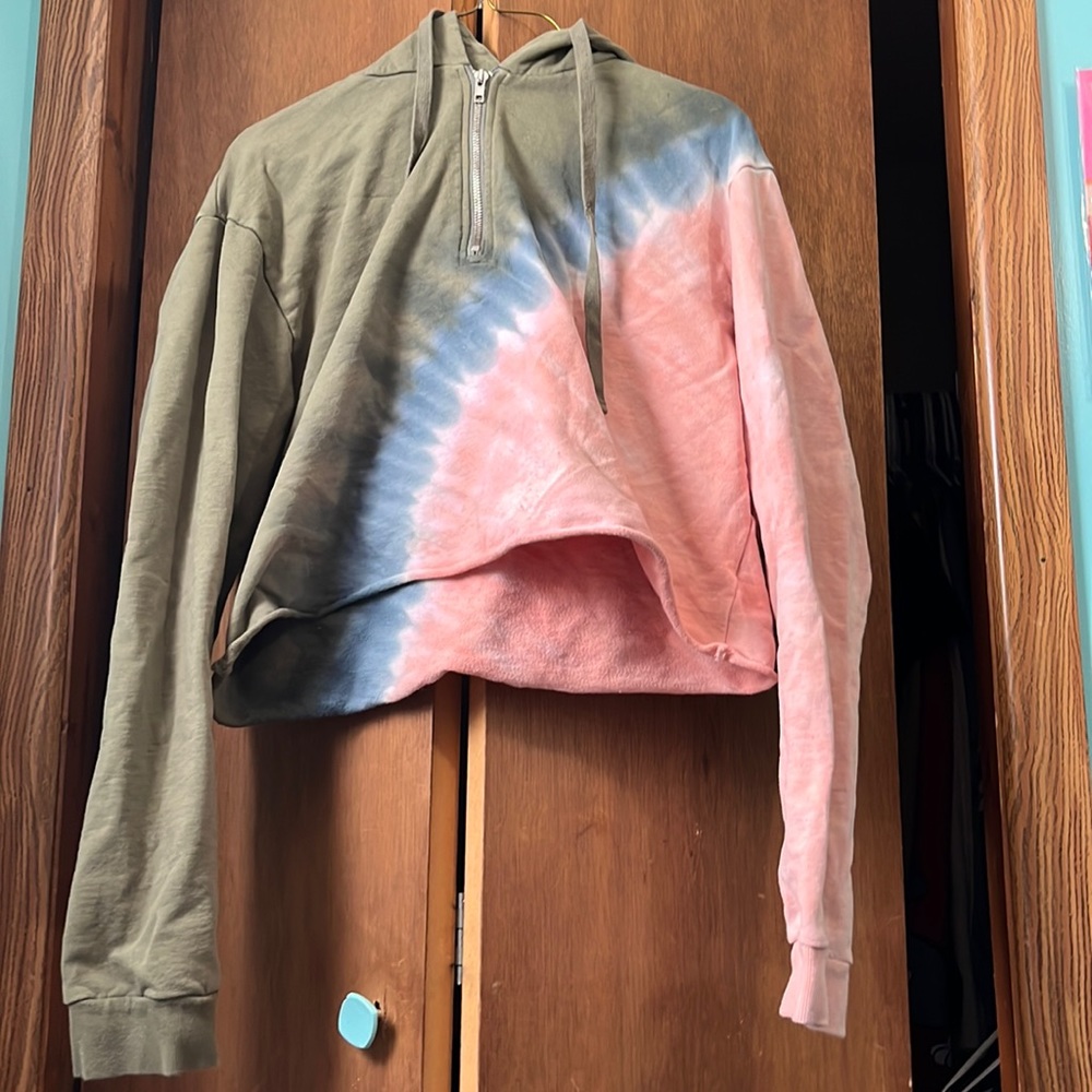 Ok condition. Small stain on the front. No rips!